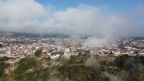 tomada panorámica del centro histórico de zacatlán, paisaje urbano atmosférico en nubes, puebla, méxico