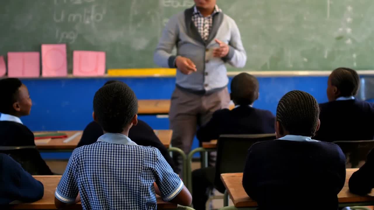 maestro que enseña a los estudiantes en el aula 4k