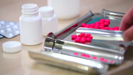 comprimidos de medicamentos en la bandeja de conteo con la espátula de conteo