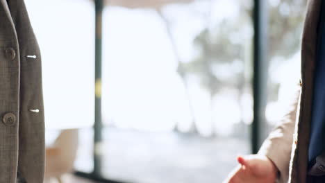 ceo, negocio o hombre de negocios estrechando la mano en b2b