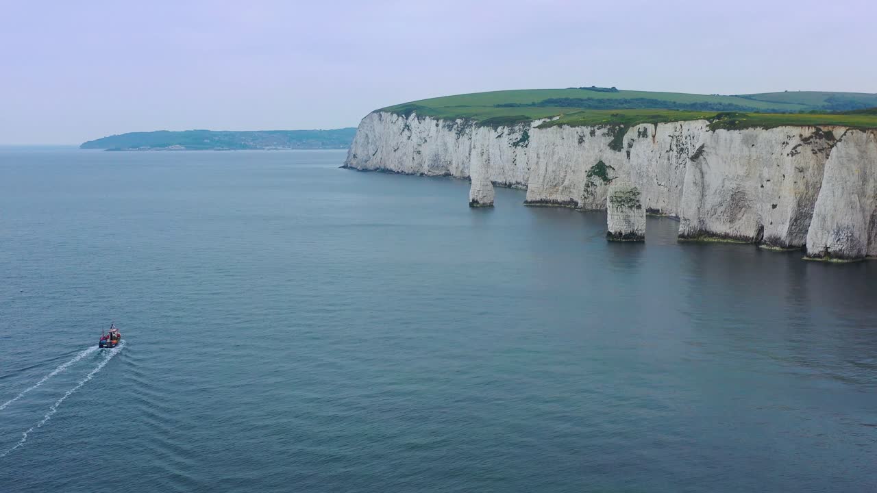 красивая антенна над белыми скалами довера возле скал олд харрис на южном побережье англии