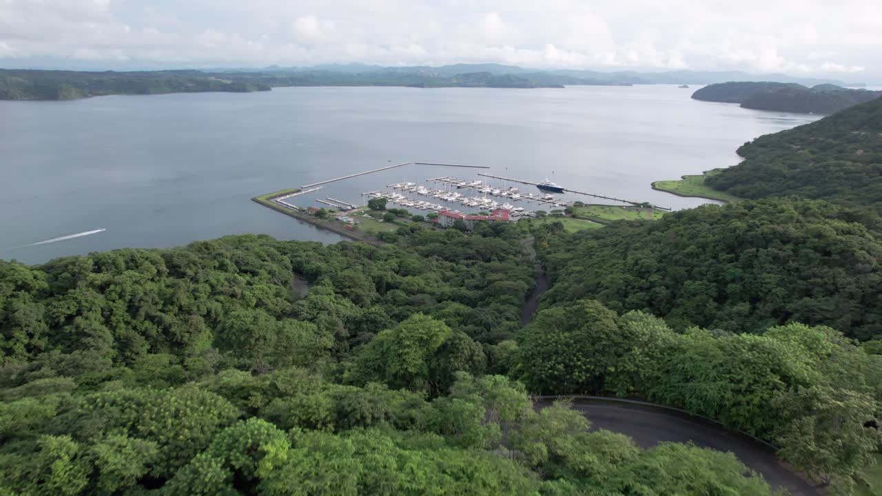 푸른 숲과 매력적인 파파가요 반도 호수는 코스타리카의 놀라운 자연 아름다움을 보여줍니다.