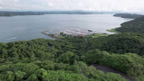 los bosques verdes y el encantador lago de la península de papagayo muestran la impresionante belleza natural de costa rica.