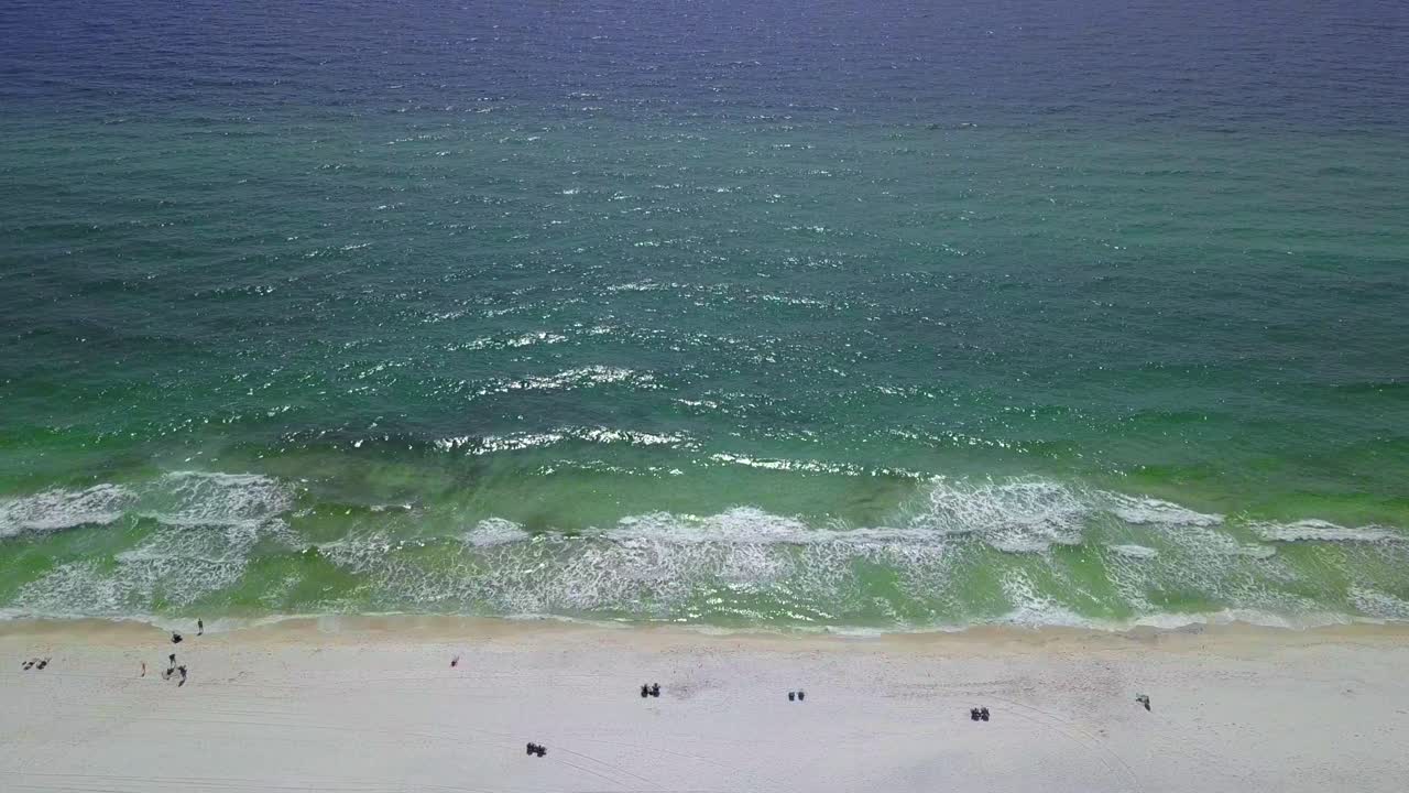 펜사콜라 비치-1 위의 드론 비행