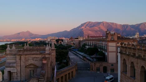 palermo, italia: vista aérea al atardecer de corso vittorio emanuele entre porta nuova y porta felice