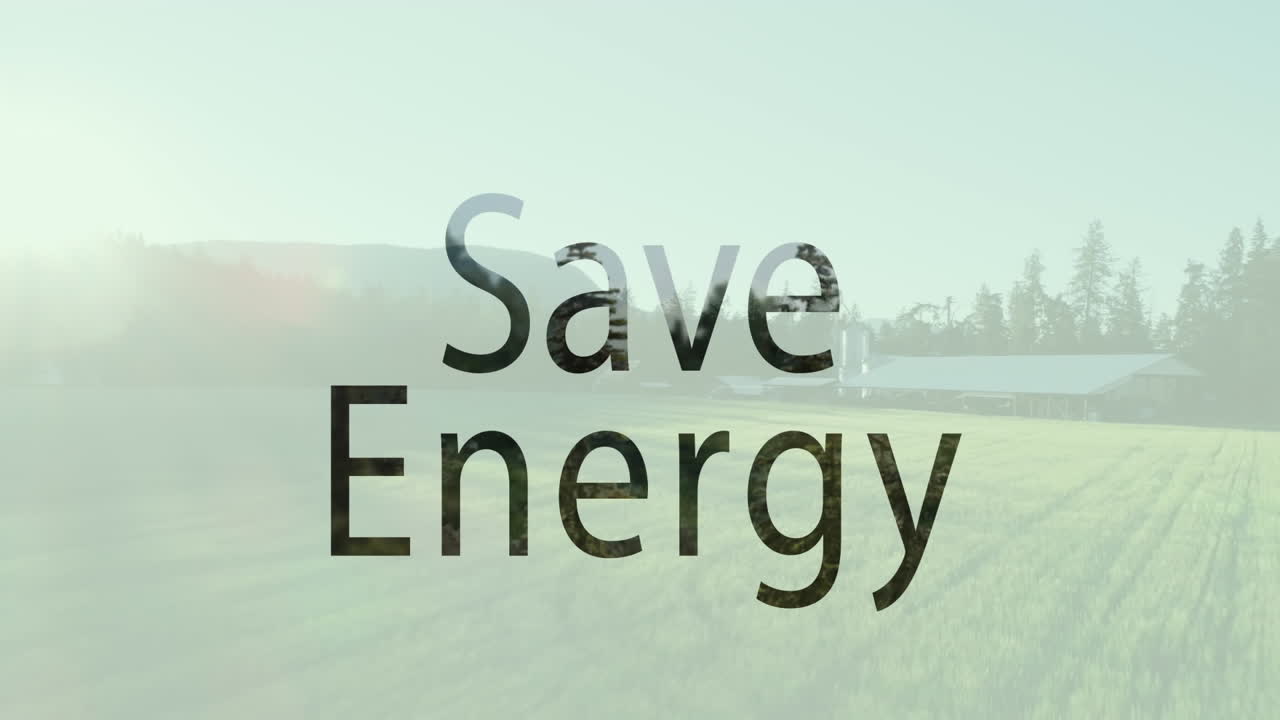 에너지 절약 텍스트의 애니메이션, 지붕 셰드, 농업 필드 및 은 하늘의 태양의 공중 전망.