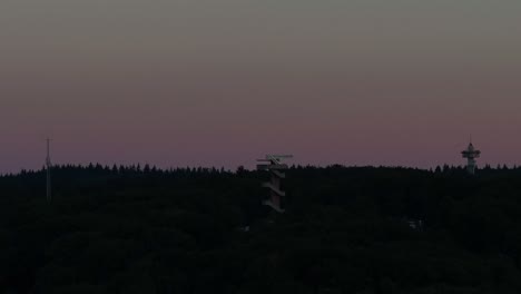 perforando el horizonte por encima, silueta de edificio de torre de forma extraña