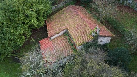 Órbita-Aérea-Que-Establece-La-Ermita-De-Portovello,-Lagos,-España