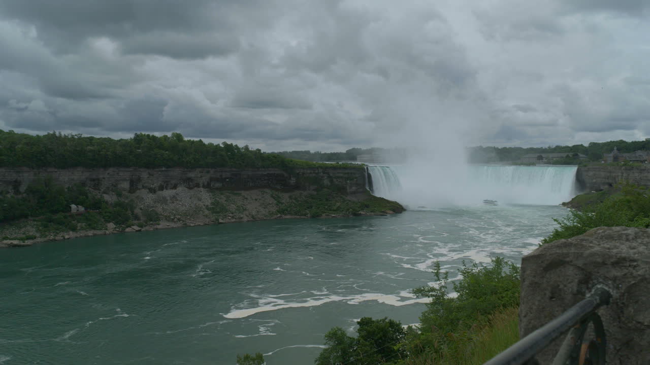 amplia panorámica de las cataratas de herradura en las cataratas del niágara, canadá con el barco turístico maid of the mist