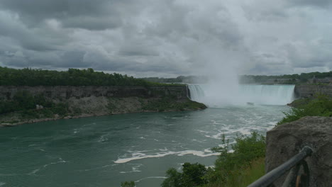 Amplia-Panorámica-De-Las-Cataratas-De-Herradura-En-Las-Cataratas-Del-Niágara,-Canadá-Con-El-Barco-Turístico-Maid-Of-The-Mist