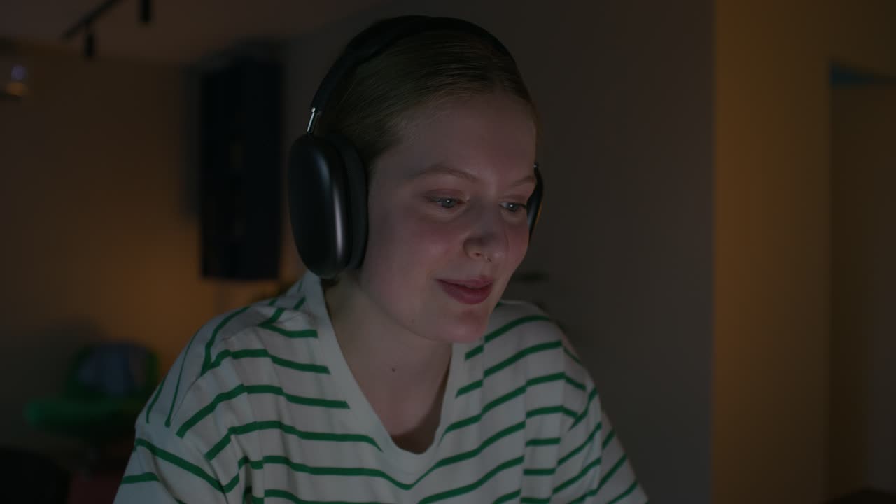 음악이나 캐스트를 듣는 젊은 여성