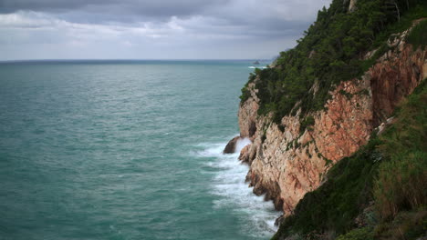 Zeitraffer-Von-Wellen,-Die-An-Einer-Klippe-Krachen