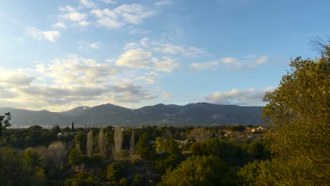 Lapso-De-Tiempo-De-La-Montaña-Parnitha-Desde-El-Asentamiento-De-Adames-En-Un-Día-Nublado-De-Invierno