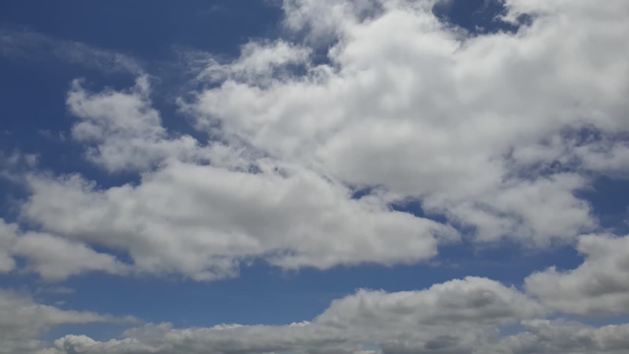 cielo de verano nube de lluvia lapso de tiempo a media tarde