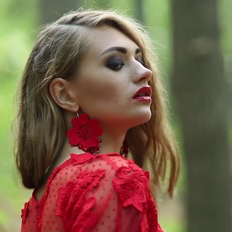 una mujer bonita explora un hermoso bosque.