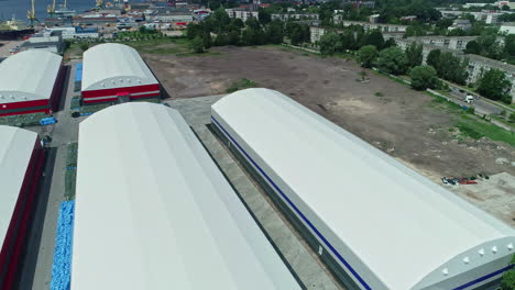 enormes almacenes de grano rodeados por un pequeño municipio, vista de órbita aérea