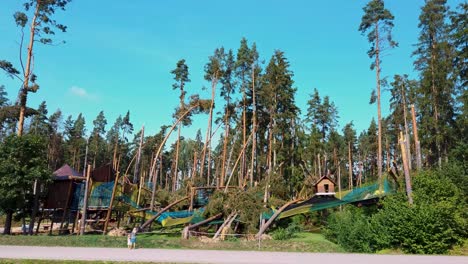 Un-Parque-De-Atracciones-En-Ruinas-Después-De-Una-Tormenta.