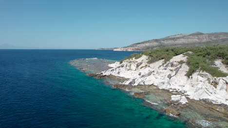 Vista-De-Arriba-Hacia-Abajo-Sobre-La-Antigua-Cantera-De-Mármol-Aliki-Con-Agua-Turquesa-Y-Grandes-Piezas-Blancas-De-Mármol,-Thassos,-Grecia