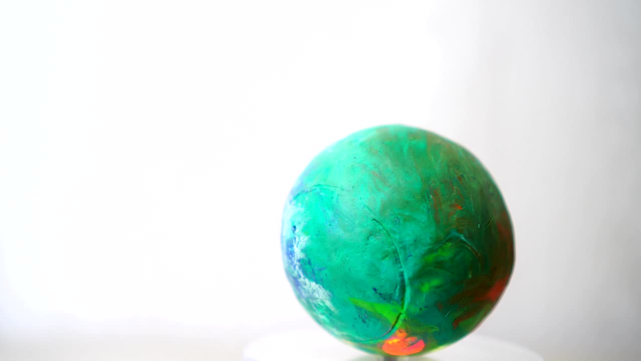 modelos de globo terrestre de arcilla en la creación de un mundo giratorio, giratorio ecología global en fondo gris. bucle creado en 4k