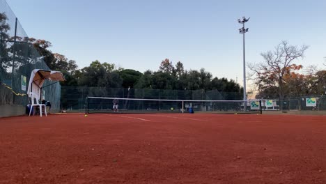 In-Diesem-Intensiven-Tennismatch-Mit-Gemischten-Geschlechtern-Werden-Wettbewerbsfähige-Athletik-Und-Geschicklichkeit-Unter-Beweis-Gestellt