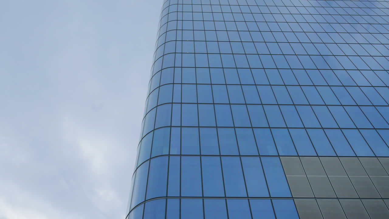 fachada de vidrio de un rascacielos moderno