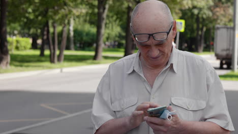 Hombre-Mayor-Tratando-De-Manejar-El-Teléfono