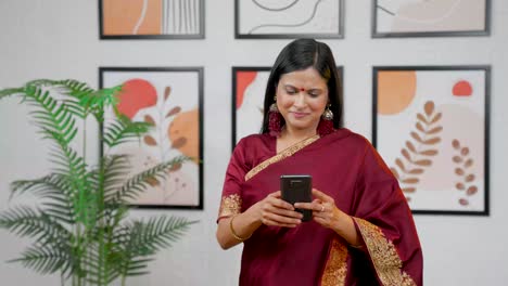 Mujer-India-Emocionada-Escribiendo-En-El-Teléfono