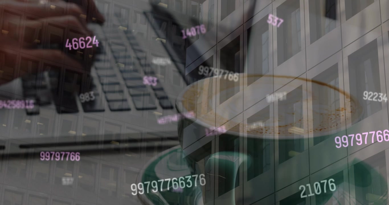 Animazione di elaborazione dati finanziari su un edificio per uffici e una donna caucasica che usa un laptop
