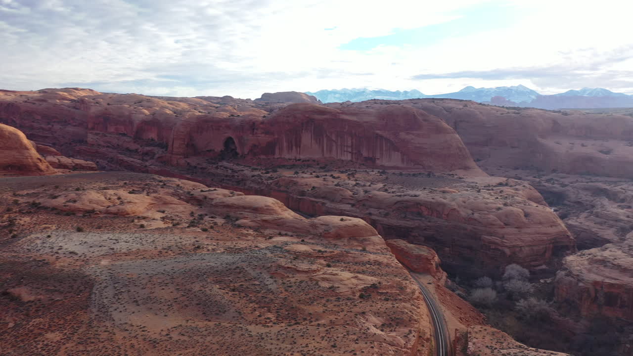 panorama af den maleriske berømte grand canyon af colorado-floden med røde sandsten klipper i lyset af solnedgang