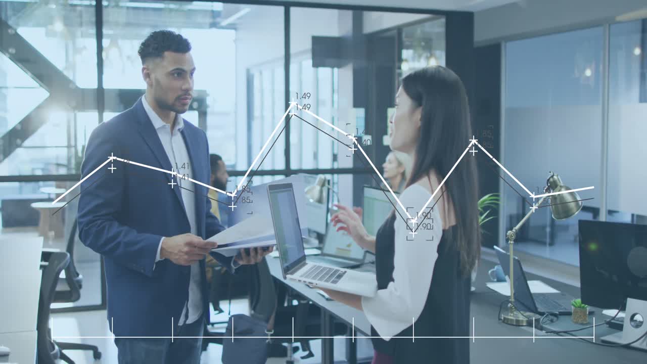 animación de gráfico con números cambiantes sobre diversos compañeros de trabajo discutiendo informes en la oficina