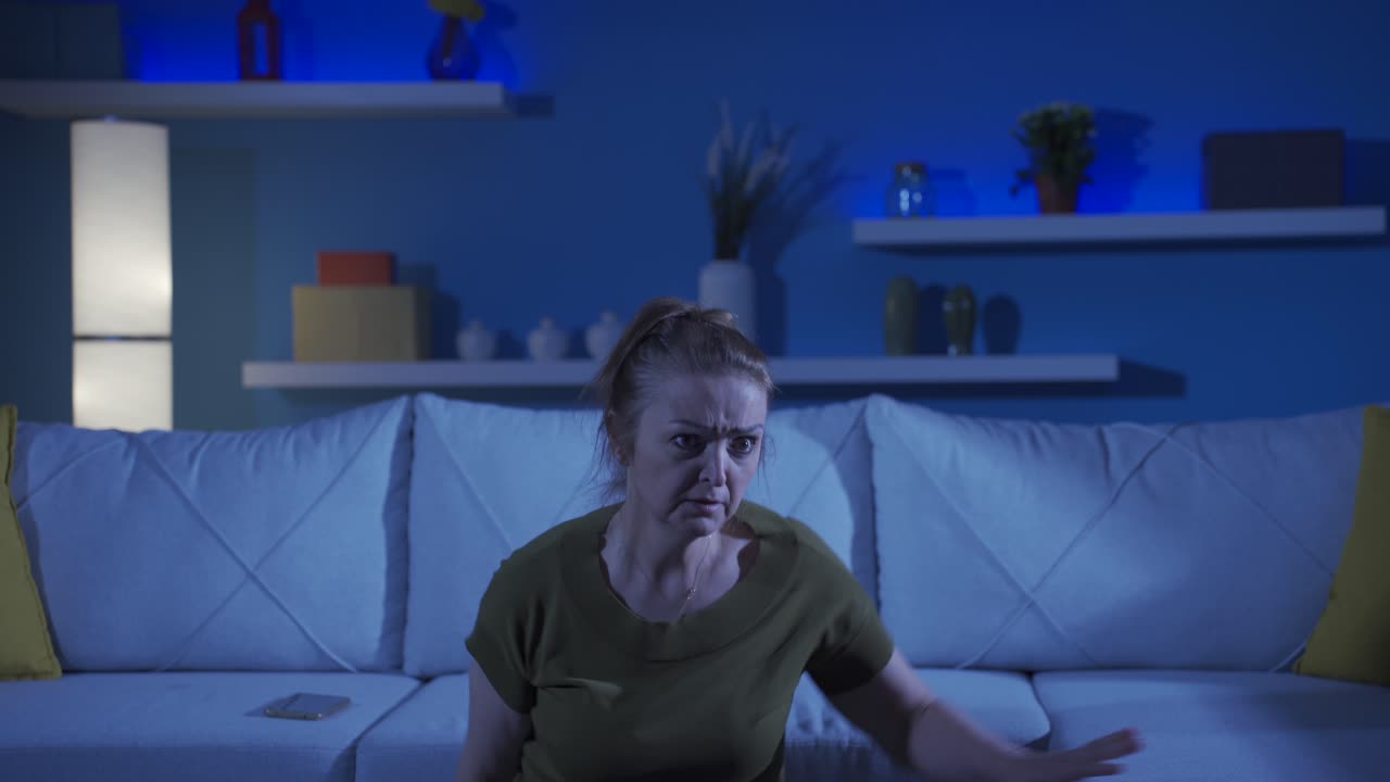 문제가 있는 여자는 자신을 숨기고 있습니다. 정신병자입니다.