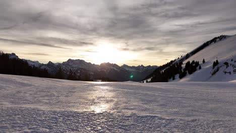 Puesta-De-Sol-Sobre-Los-Alpes-Suizos-Cubiertos-De-Nieve-Desde-El-Mirador-Vorderere-Höhi,-Escena-Invernal-Con-Horizonte-Brillante