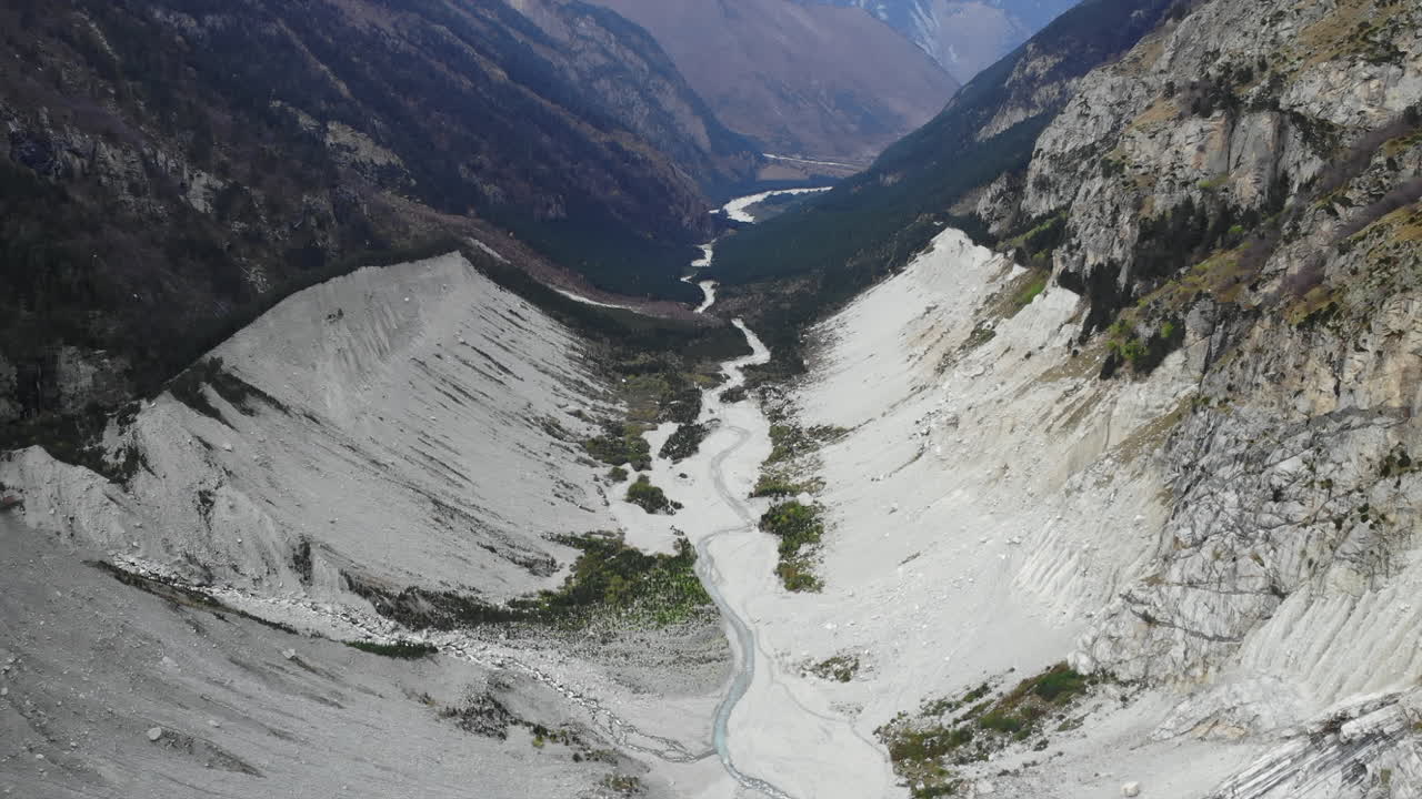 vista aérea de un valle de montaña con un río