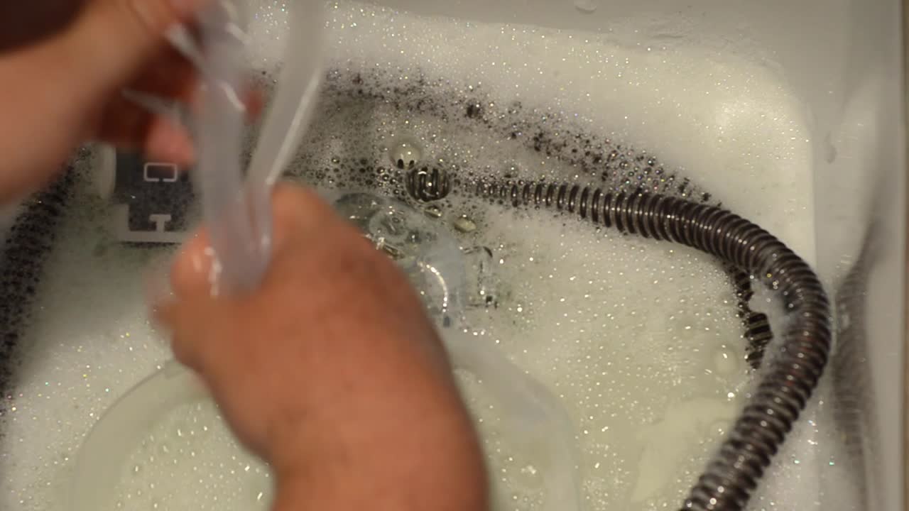 청소 중인 cpap 의료 장비