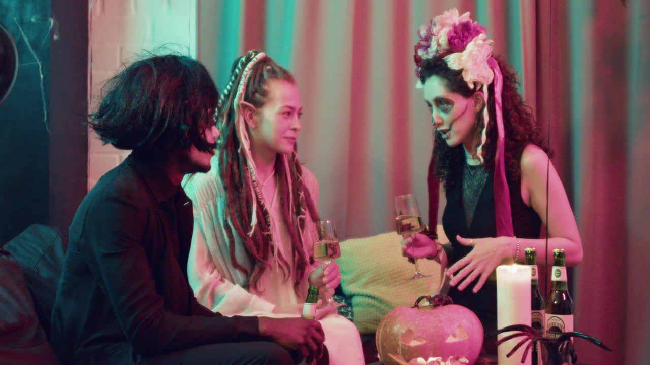 在萬聖節派對上交談的朋友