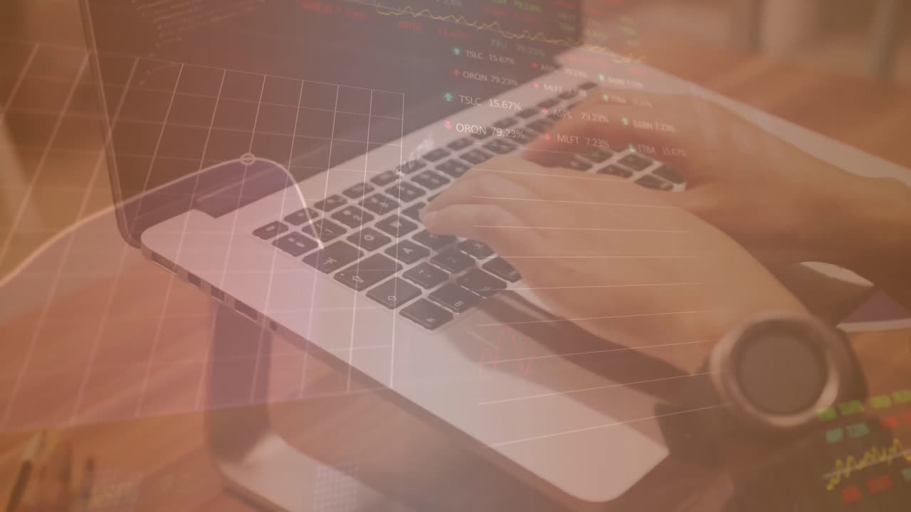 animación del procesamiento de datos sobre una mujer biracial usando una computadora portátil