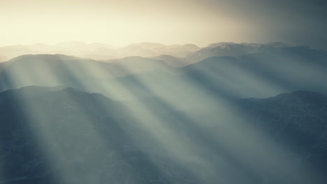 Silueta-De-Montaña-Rocosa-Negra-En-Niebla-Profunda