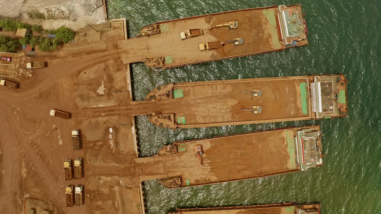 grandes barcazas cargadas con material de las minas de níquel de taganito en filipinas utilizando excavadoras y camiones