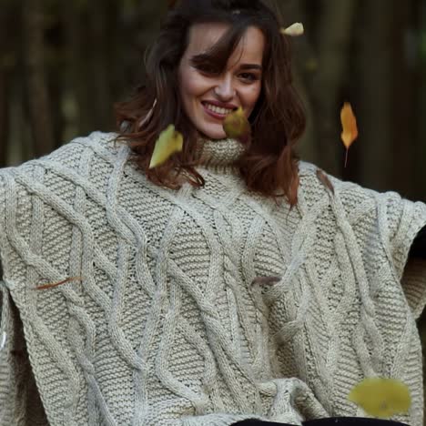 mujer de otoño en el parque de otoño