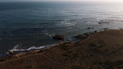 Toma-De-órbita-Cinematográfica-De-Drones-De-La-Costa-Del-Océano-Pacífico-Y-Rocas-En-Big-Sur,-California