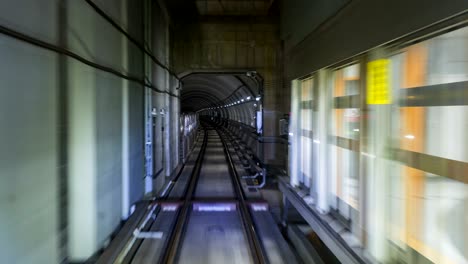el lapso de tiempo del viaje en el tren del metro. el tren automático se mueve hacia el túnel, seúl, corea del sur