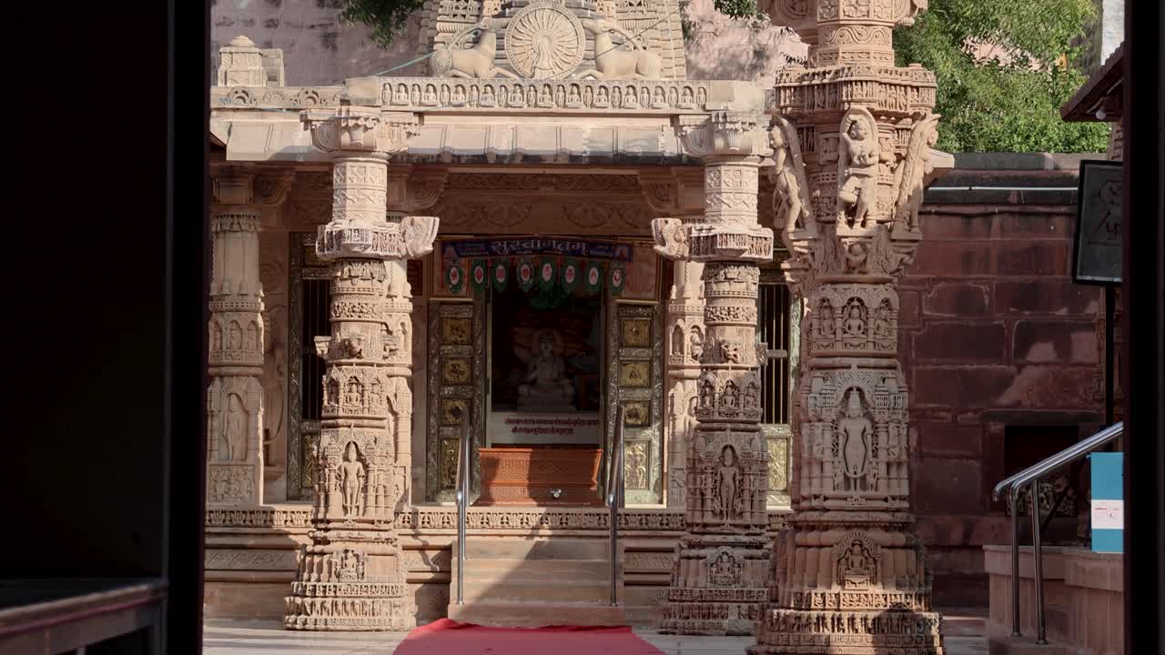 antiguo templo jainista arquitectura artística en el día desde un ángulo plano imagen tomada en osiyan mahaveerswami shwetamber templo jain osiyan jodhpur rajasthan india