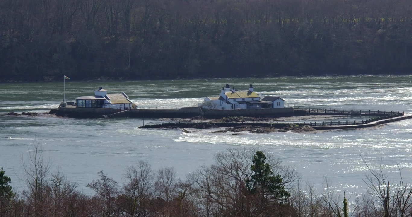 Veduta panoramica di Ynys Gorad Goch, Red Weir Island Menai Strait dalla A5, Ffordd Caergybi, Llanfairpwllgwyngyll