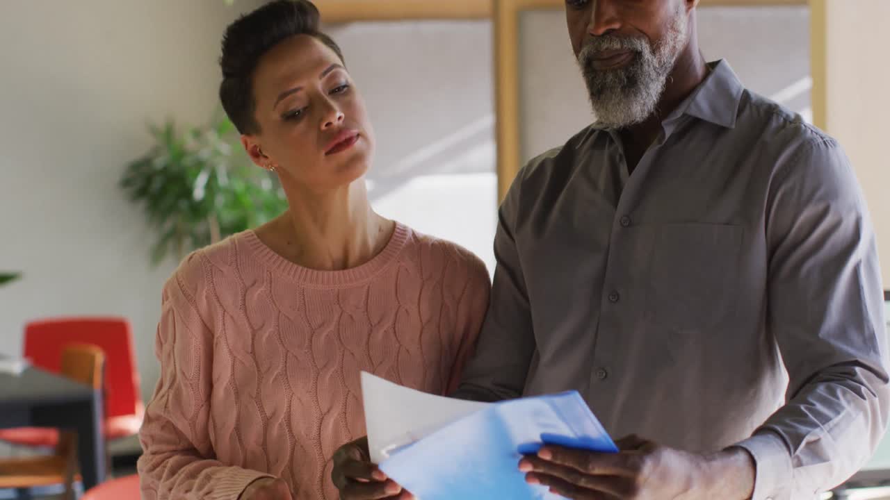 personas de negocios felices con documentos y discutiendo el trabajo en la oficina