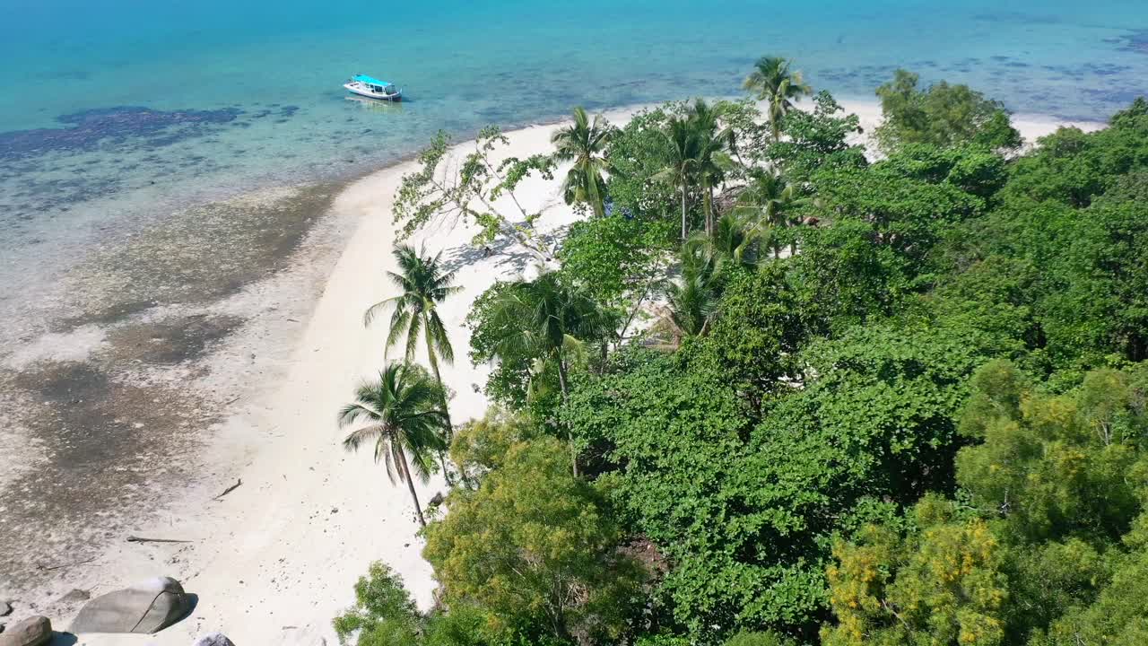 antena de playa de arena blanca vacía y barco anclado en una isla tropical en belitung indonesia