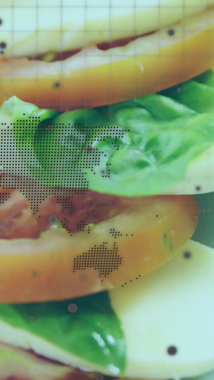 Video verticale: Panoramica della telecamera che rivela una pila di pomodori e lattuga, con spostamento del retino, che mostra il menu.