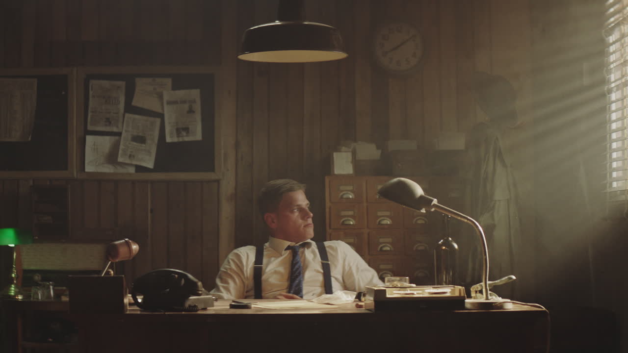 그의 책상에 있는 형사