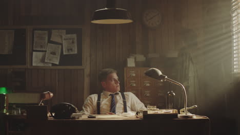 detective en su escritorio.