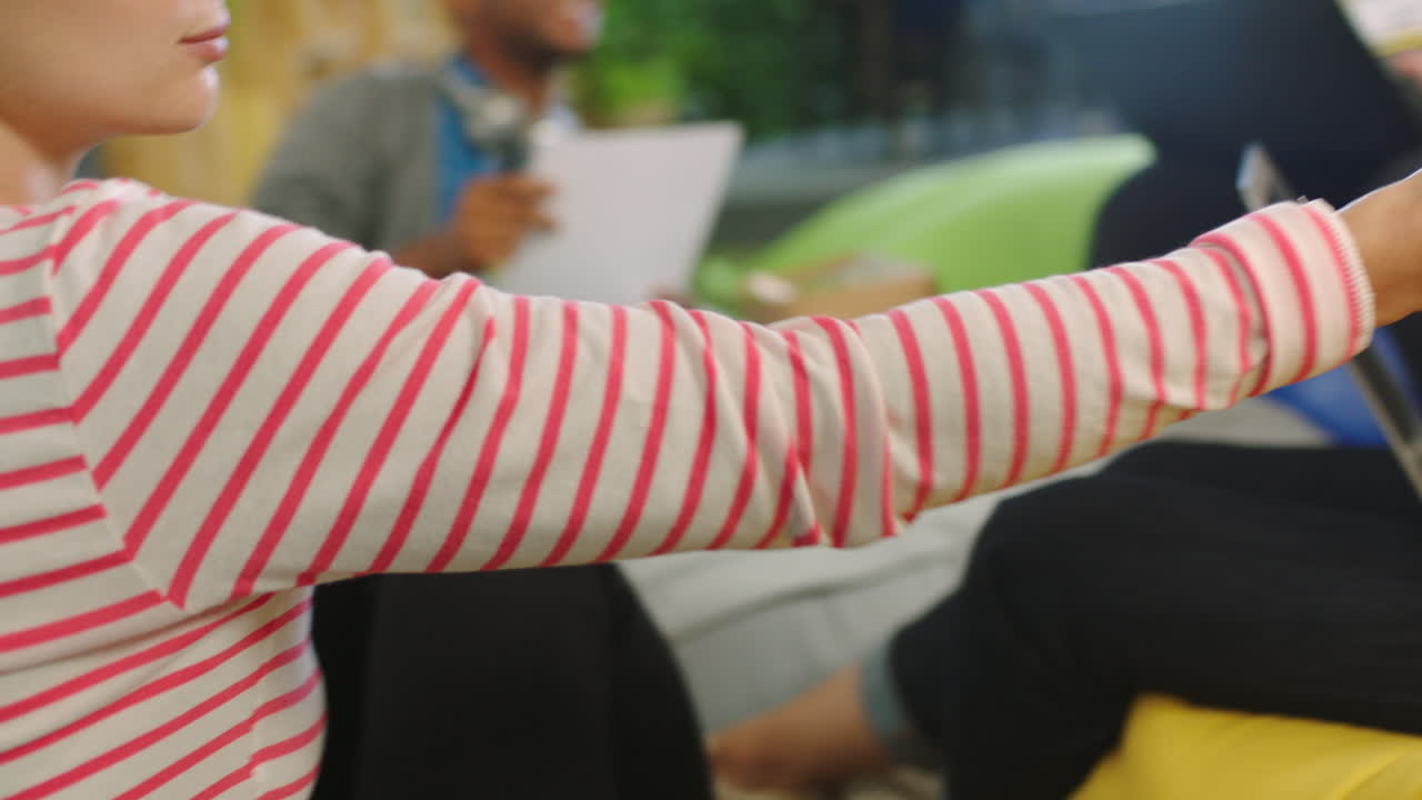 mujer embarazada en una comercialización