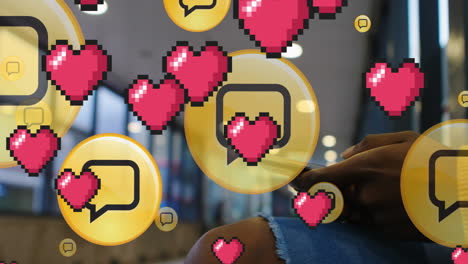 múltiples iconos de mensajes y corazones rosados flotando contra la sección media del teléfono inteligente de la mujer
